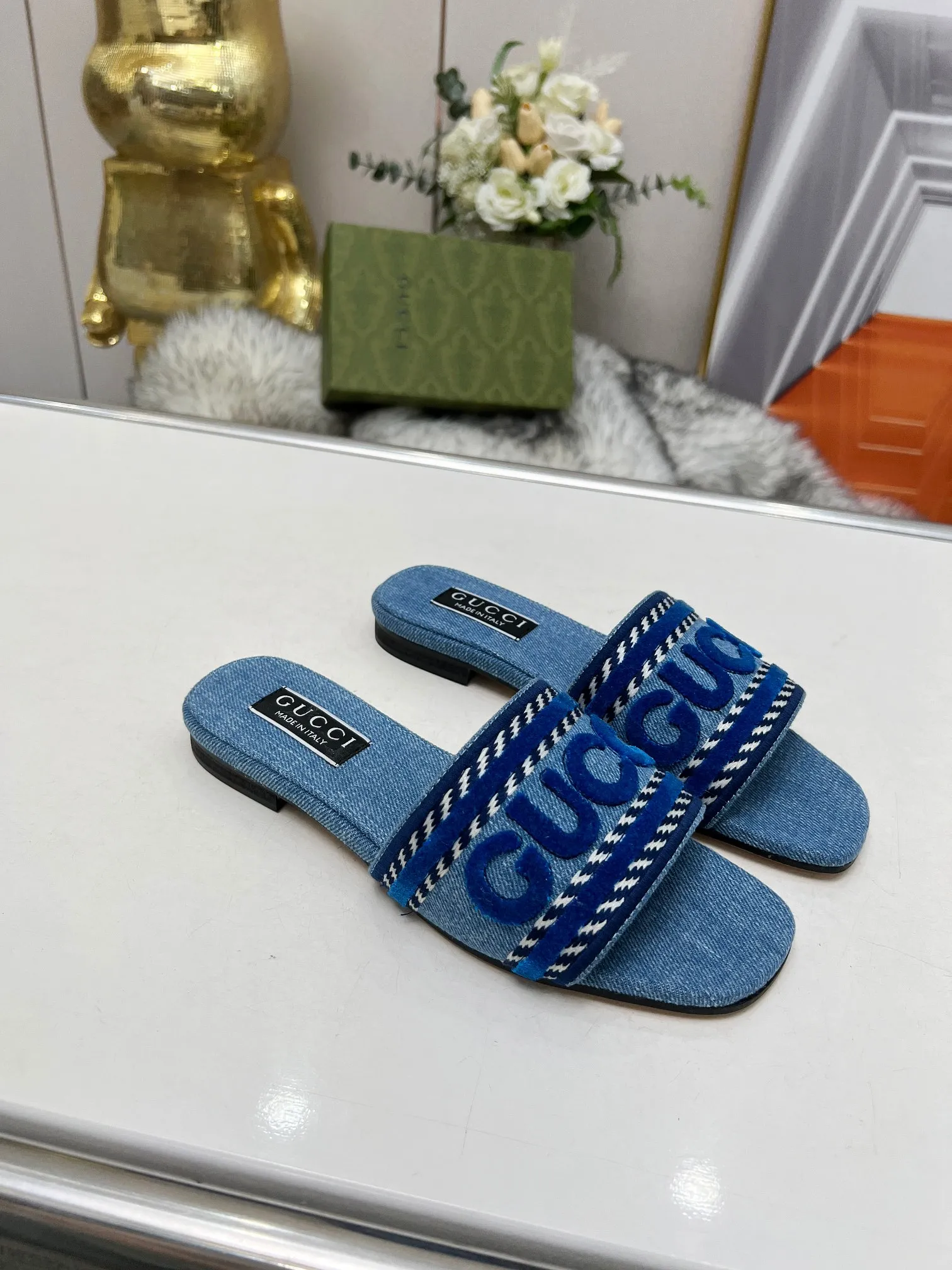 👟👟Ex-factory price 340👟👟 Genuine leather sole 200 Gucci 2024/Spring and summer new electric embroidery flat slippers hot style online —————————————— Perfect interpretation! The original development supports any comparison in the market! Carefully crafted materials! Months in the making! The pattern is extremely beautiful! Unique charm. The fabric is made from the original one-to-one ratio! Flash sale market free version! The thorn lines and three-dimensional effect are full! High-end and high-end Factory No.: 828-16 ꫛꫀꪝ Go➫ Materials: ❶ Upper: Electric embroidery environmentally friendly washed denim fabric ❷ Feet: imported sheepskin, lining sheepskin. ❸Outsole! Original Italian leather outsole ➕ Rubber outsole ........................................ ♡Size: 35-44 ♡Colour: 1cm